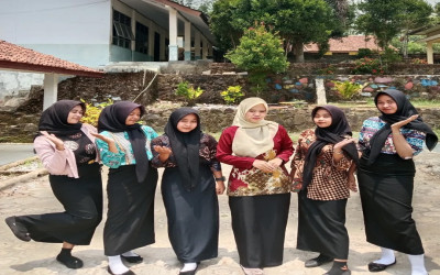 Siswa-Siswi SMK Nur Insani Angsana Kenakan Batik untuk Peringati Hari Batik Nasional