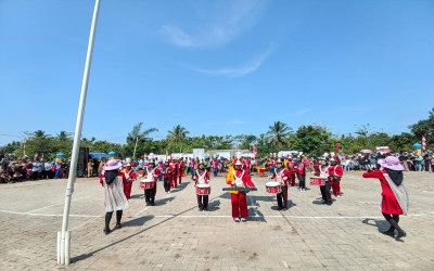 Marching Band SMK Nur Insani Memeriahkan HUT RI Ke-78 di Kecamatan Angsana