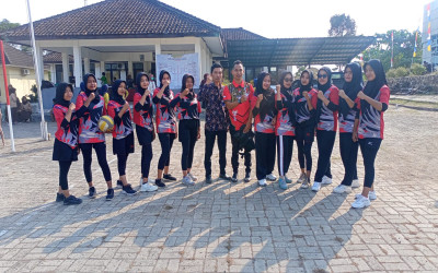 Tim Voli Putri SMK Nur Insani Unggul di Pertandingan Sengit Melawan Tim Voli Desa Karangsari dan Melaju ke Tahap Berikutnya!