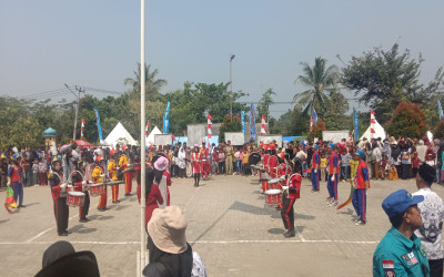 Meriahkan HUT RI ke-79, Siswa-Siswi SMK Nur Insani Tampilkan Marching Band di Lapangan Kecamatan Angsana