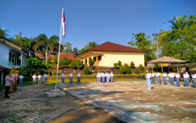 Kapolsek Angsana Jadi Pembina Upacara di SMK Nur Insani, Sampaikan Pesan Penting untuk Siswa