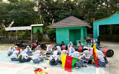 Memperkuat Keahlian Drum Band melalui Latihan Intensif di SMK Nur Insani Angsana