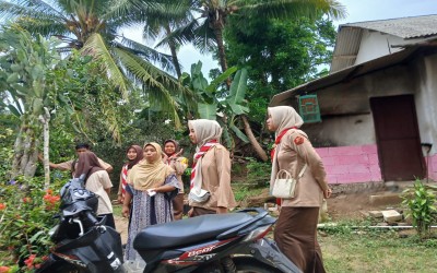 Penyerahan Bantuan untuk Korban Kebakaran di Kampung Kadim oleh URC 0112 Pramuka Peduli Kwarran Angsana